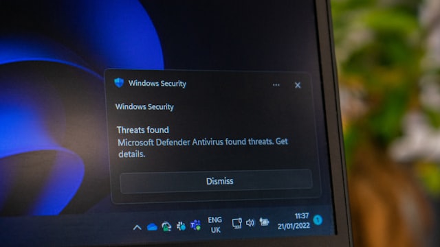 Alerta de ameaça detectada na tela de um computador