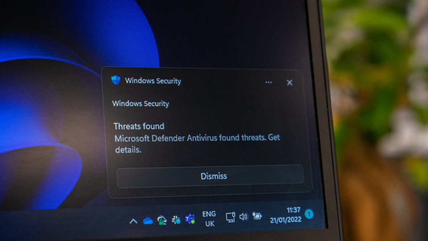 Alerta de ameaça detectada na tela de um computador