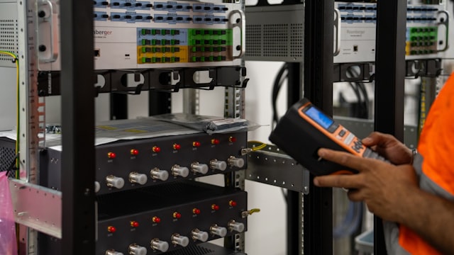 Técnico inspecionando um rack com equipamento de diagnóstico