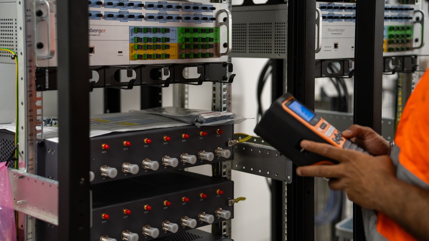 Técnico inspecionando um rack com equipamento de diagnóstico