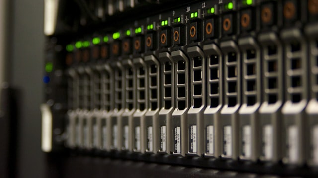Rack de servidores com luzes verdes de atividade