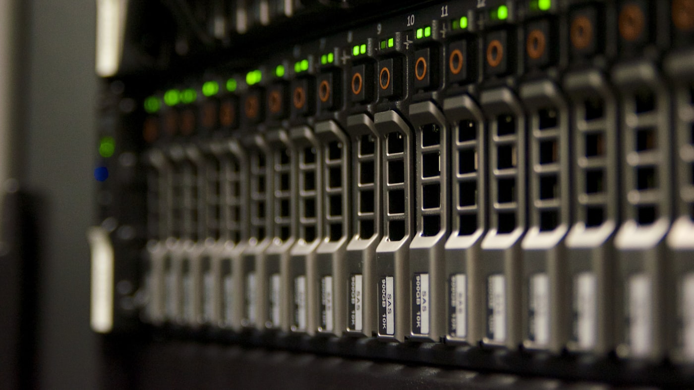 Rack de servidores com luzes verdes de atividade
