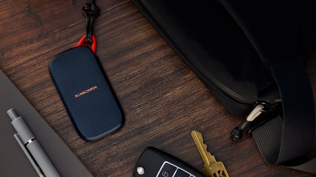 SSD portátil ao lado de chaves e uma bolsa