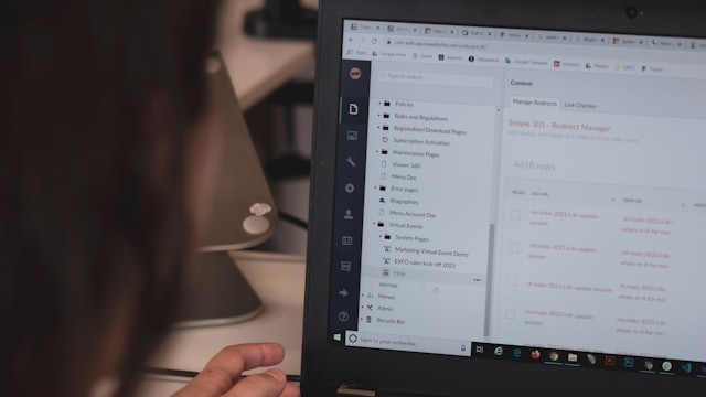 Pessoa lendo a caixa de entrada em um monitor