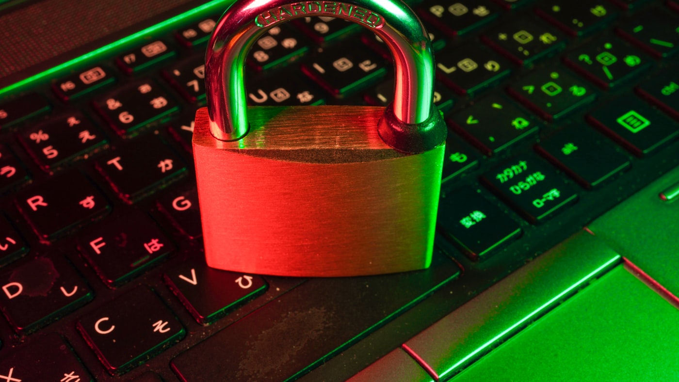 Cadeado vermelho sobre um teclado de computador