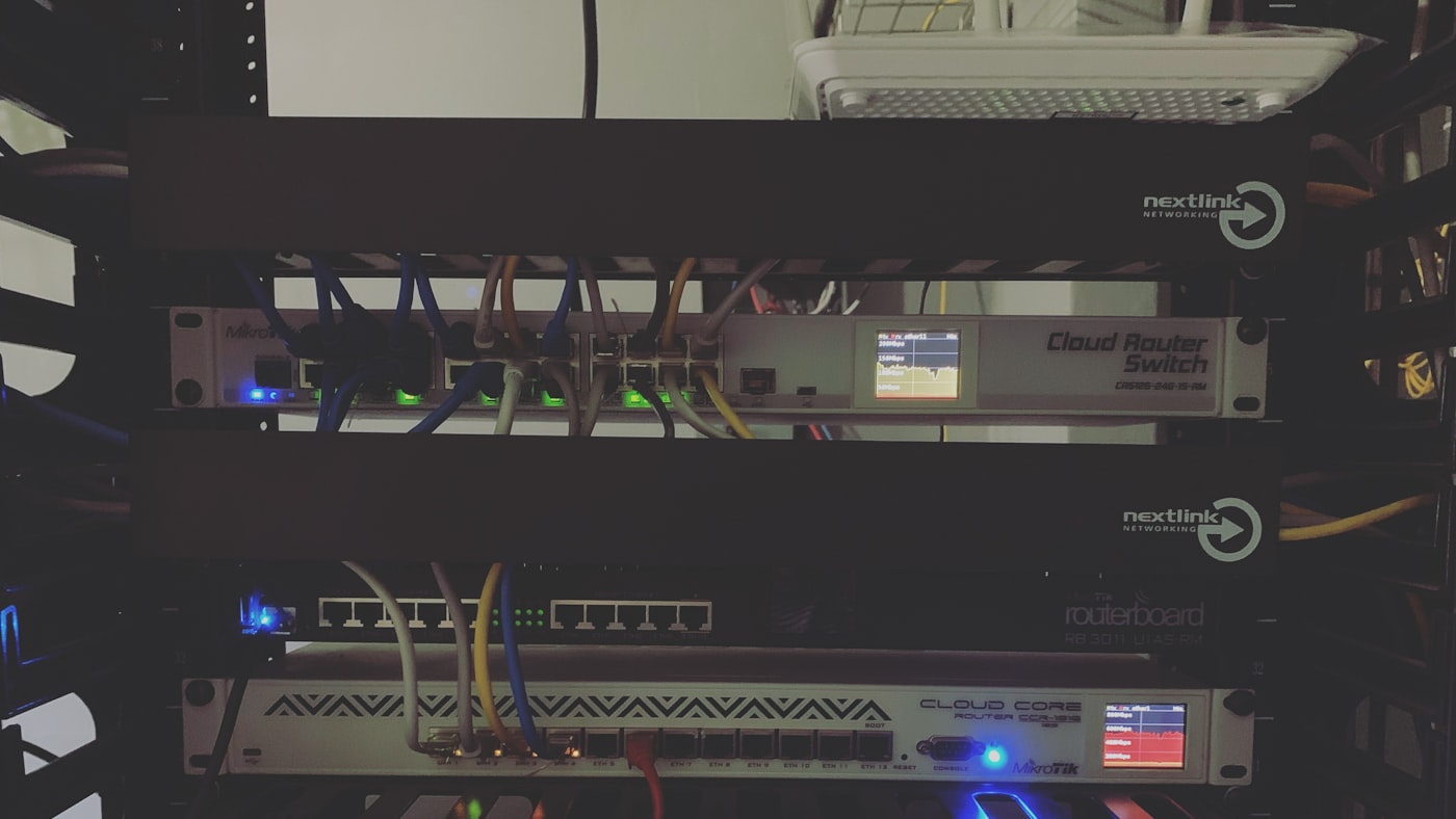Equipamentos de rede instalados em um rack