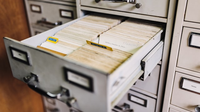 Fichário metálico aberto com pastas organizadas