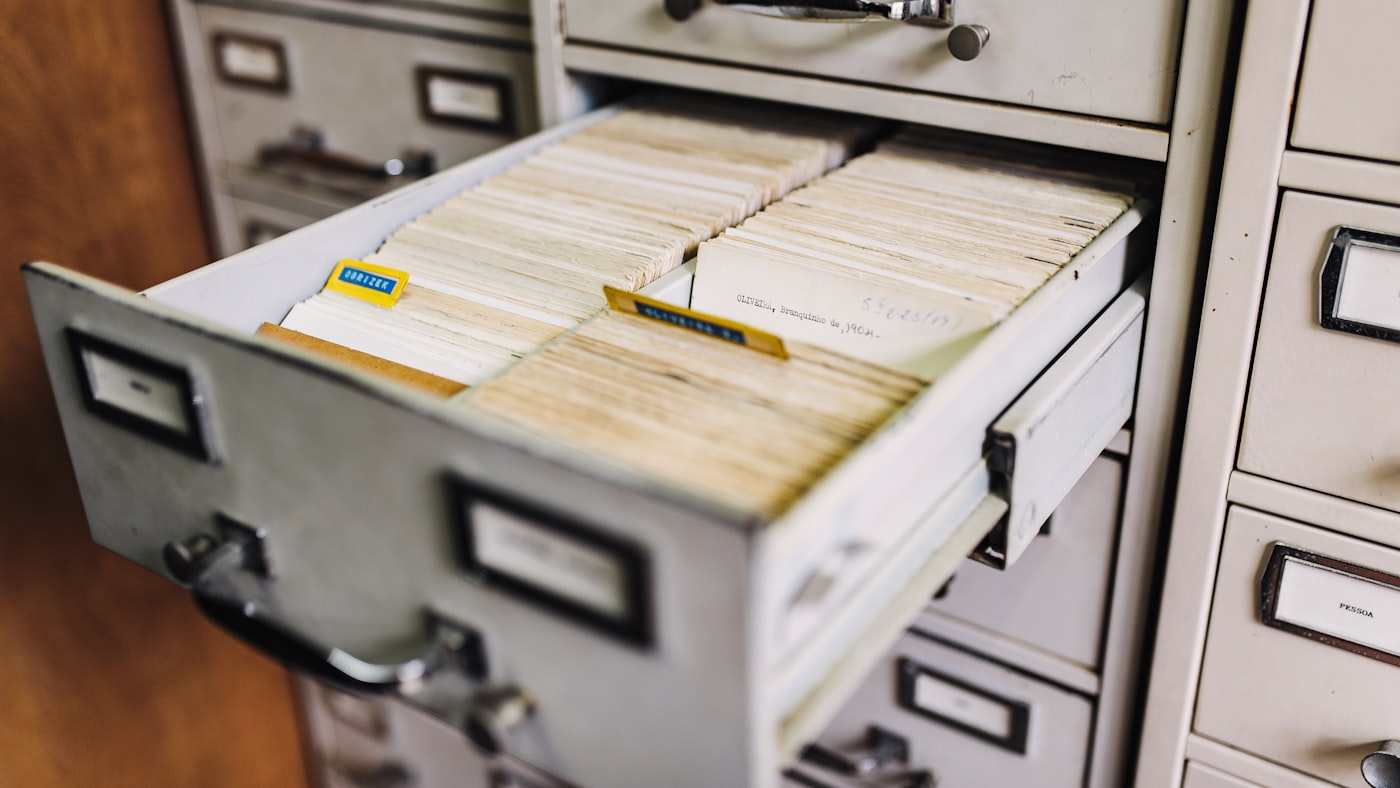 Fichário metálico aberto com pastas organizadas