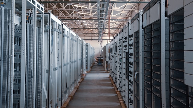 Corredor entre fileiras de racks em um data center