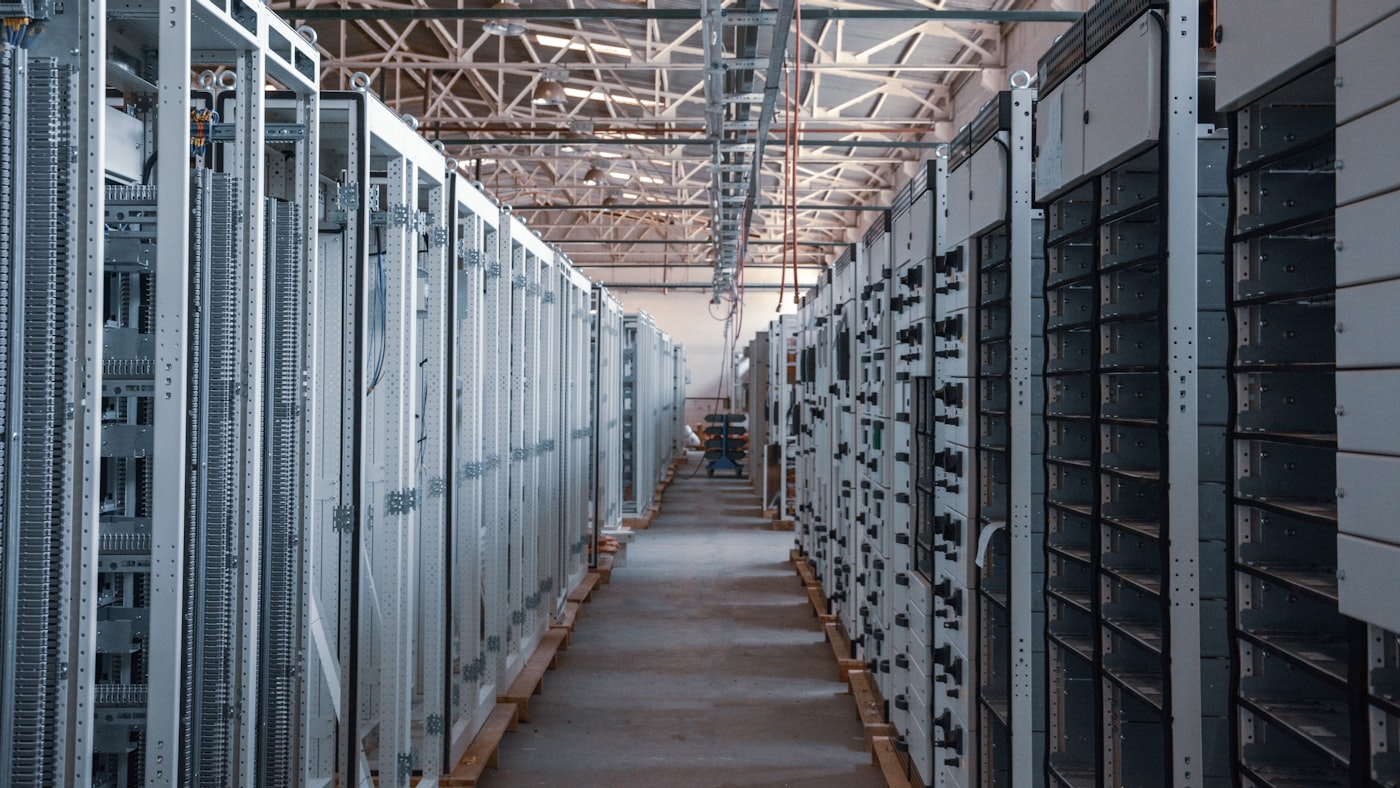 Corredor entre fileiras de racks em um data center