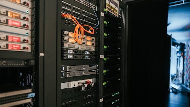 Rack de servidores com cabos coloridos e luzes acesas