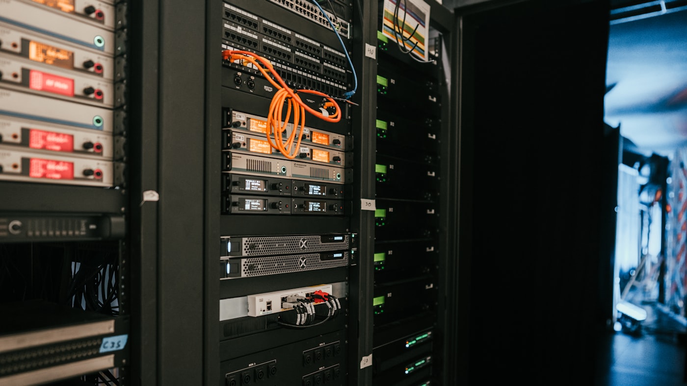 Rack de servidores com cabos coloridos e luzes acesas