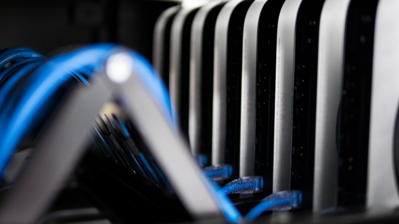 Cabos azuis conectando servidores em um rack