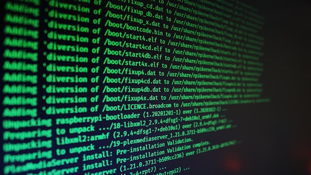 Saída de instalação de pacotes rolando em um terminal verde
