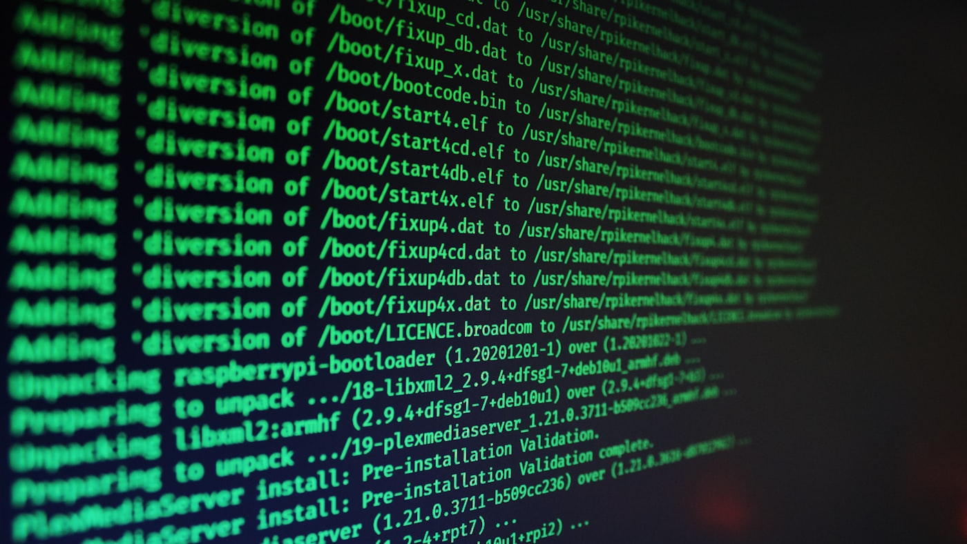 Saída de instalação de pacotes rolando em um terminal verde